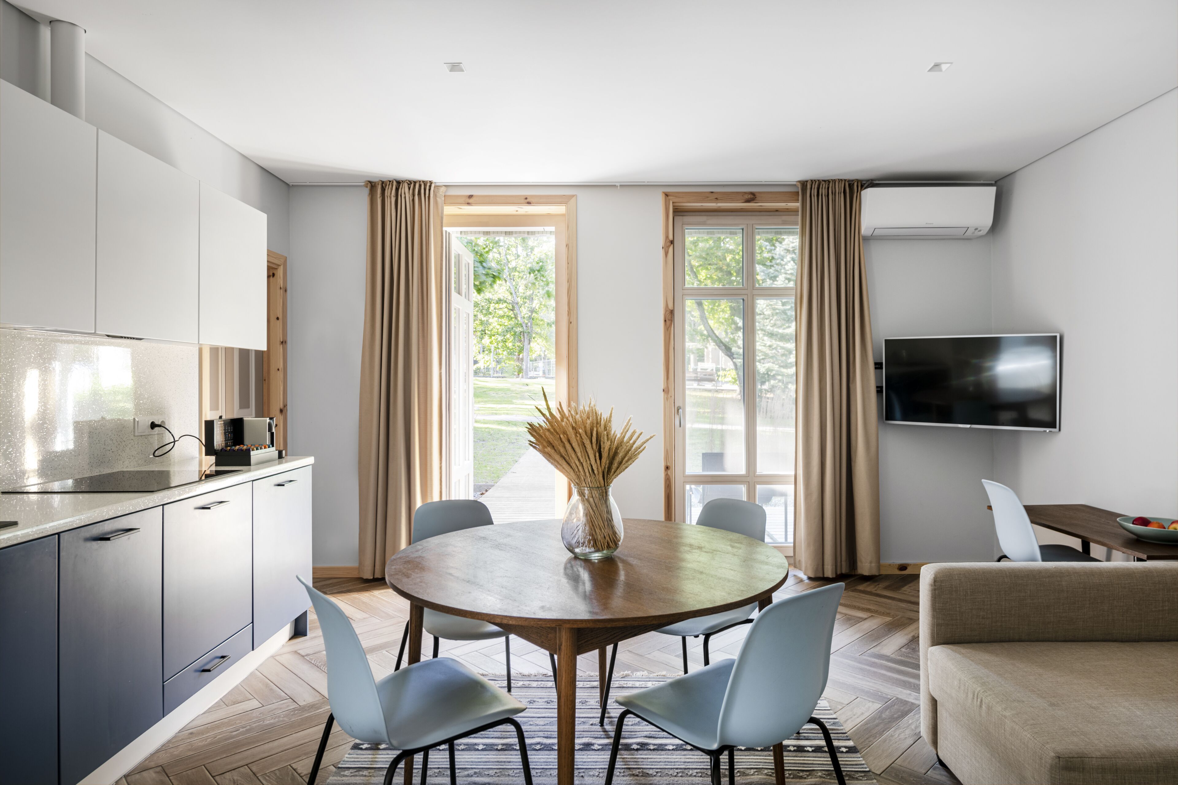 Deluxe Apartment, 2 Bedrooms, Accessible | In-room dining