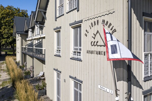 Un edificio con un cartel que dice 