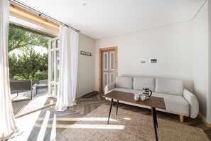 Deluxe Apartment, 2 Bedrooms, Accessible | Living room | Flat-screen TV - Uz Juru Mariu (Neringa)