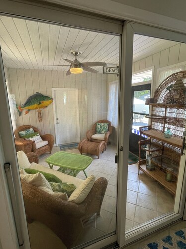 Walk to Bethany Beach, restaurants and CVS in under 10 minutes! Perfect for 8!