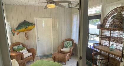 Walk to Bethany Beach, restaurants and CVS in under 10 minutes! Perfect for 8!