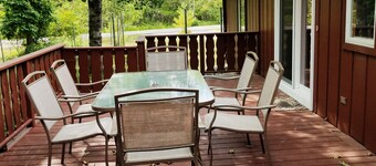 Perfect getaway for all occasions. 1200sq ft. sleeps 8. Country atmosphere