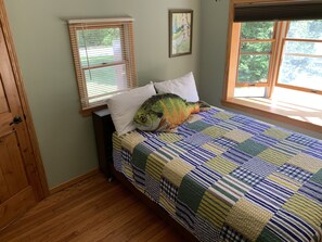 3 bedrooms, iron/ironing board, free WiFi, bed sheets - Perfect getaway for all occasions. 1200sq ft. sleeps 8. Country atmosphere (Sturgeon Bay)
