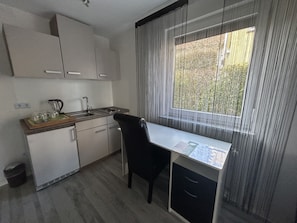 Basic-Apartment, 1 Doppelbett, Nichtraucher | Eigene Küche | Kühlschrank, Wasserkocher