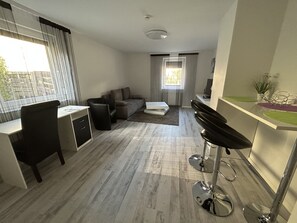 Apartament bàsic, 1 llit doble, no fumadors | Sala d'estar | Televisor de pantalla plana