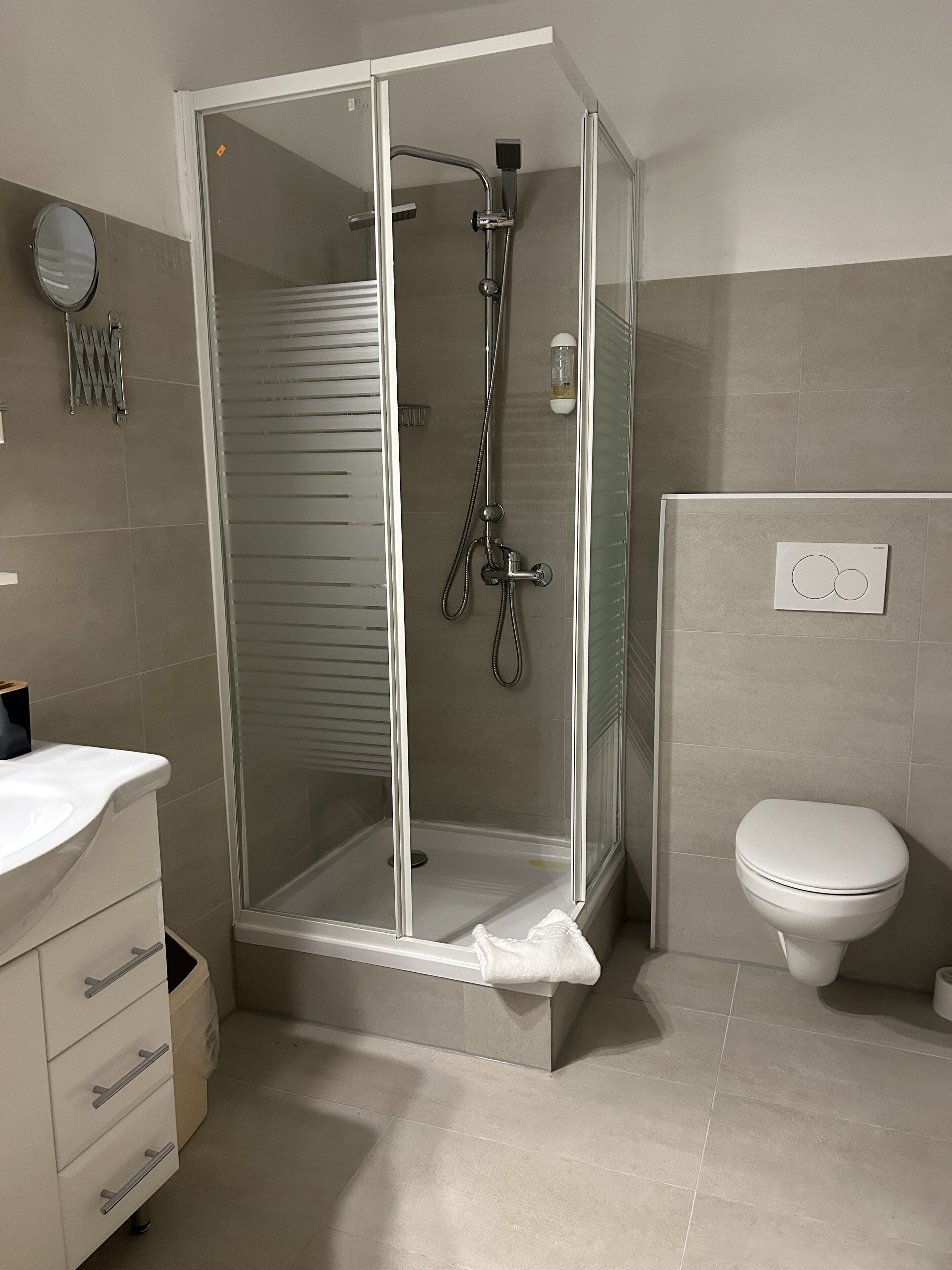 basic double room | bathroom | free toiletries, hair dryer, towels
