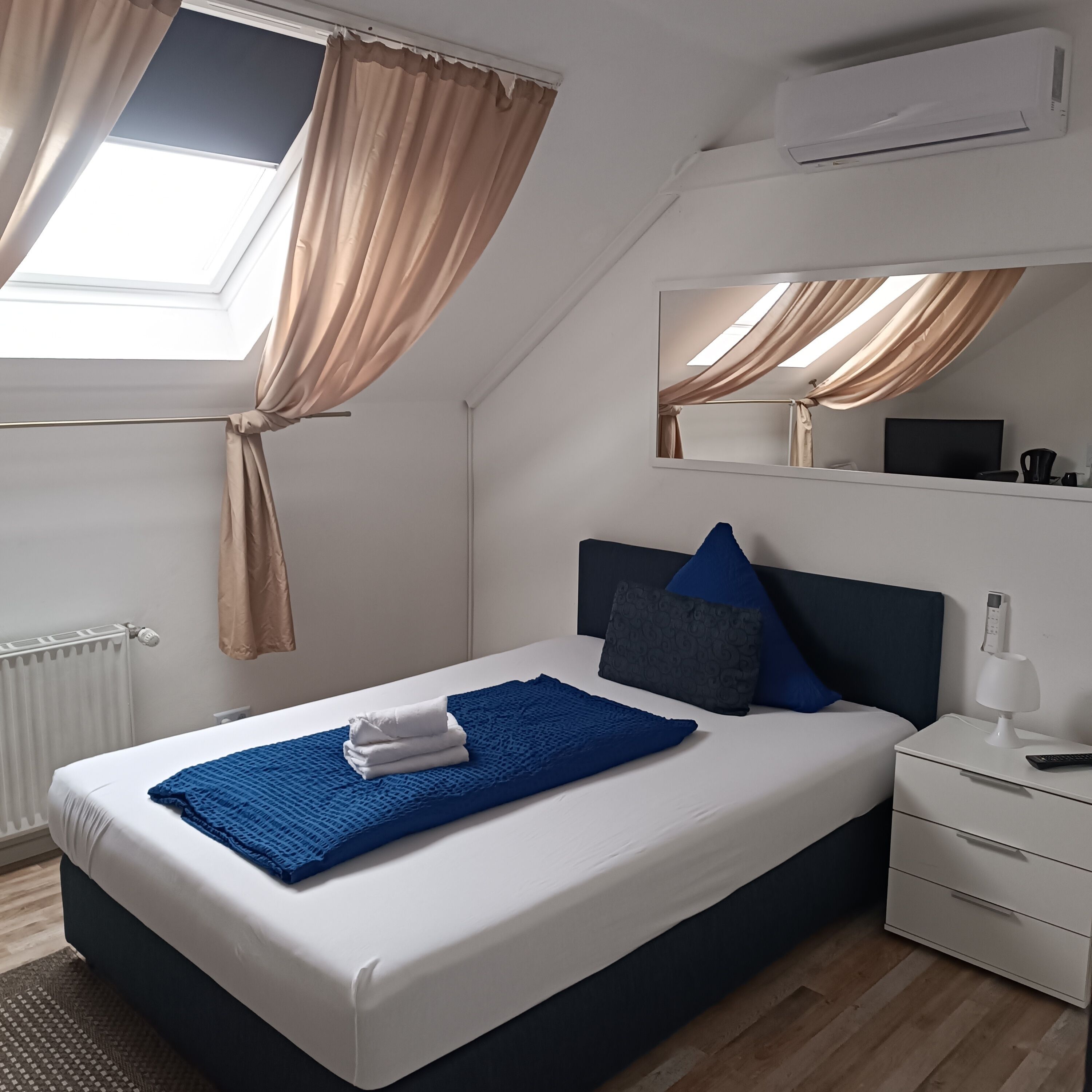 basic single room | desk, free wifi, bed sheets