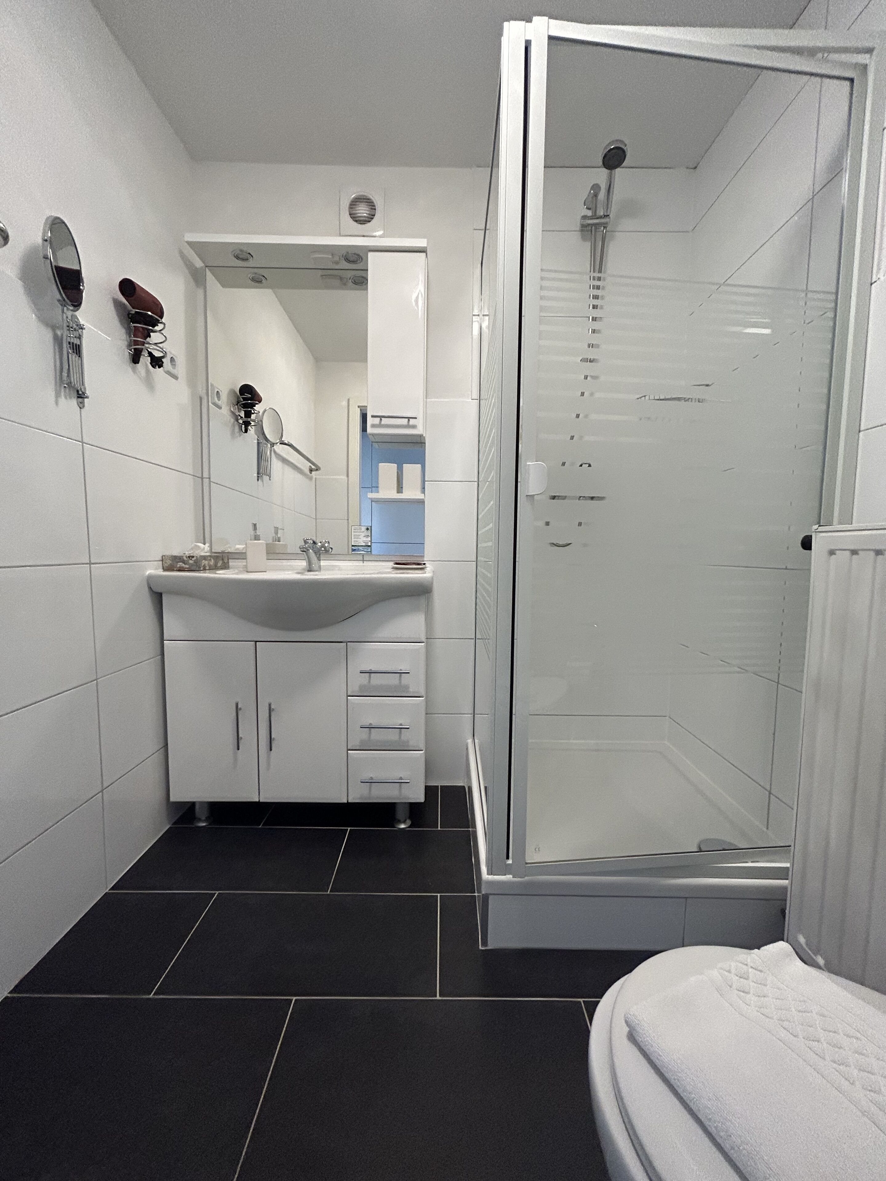 basic apartment, 1 double bed, non smoking | bathroom | free toiletries, hair dryer, towels