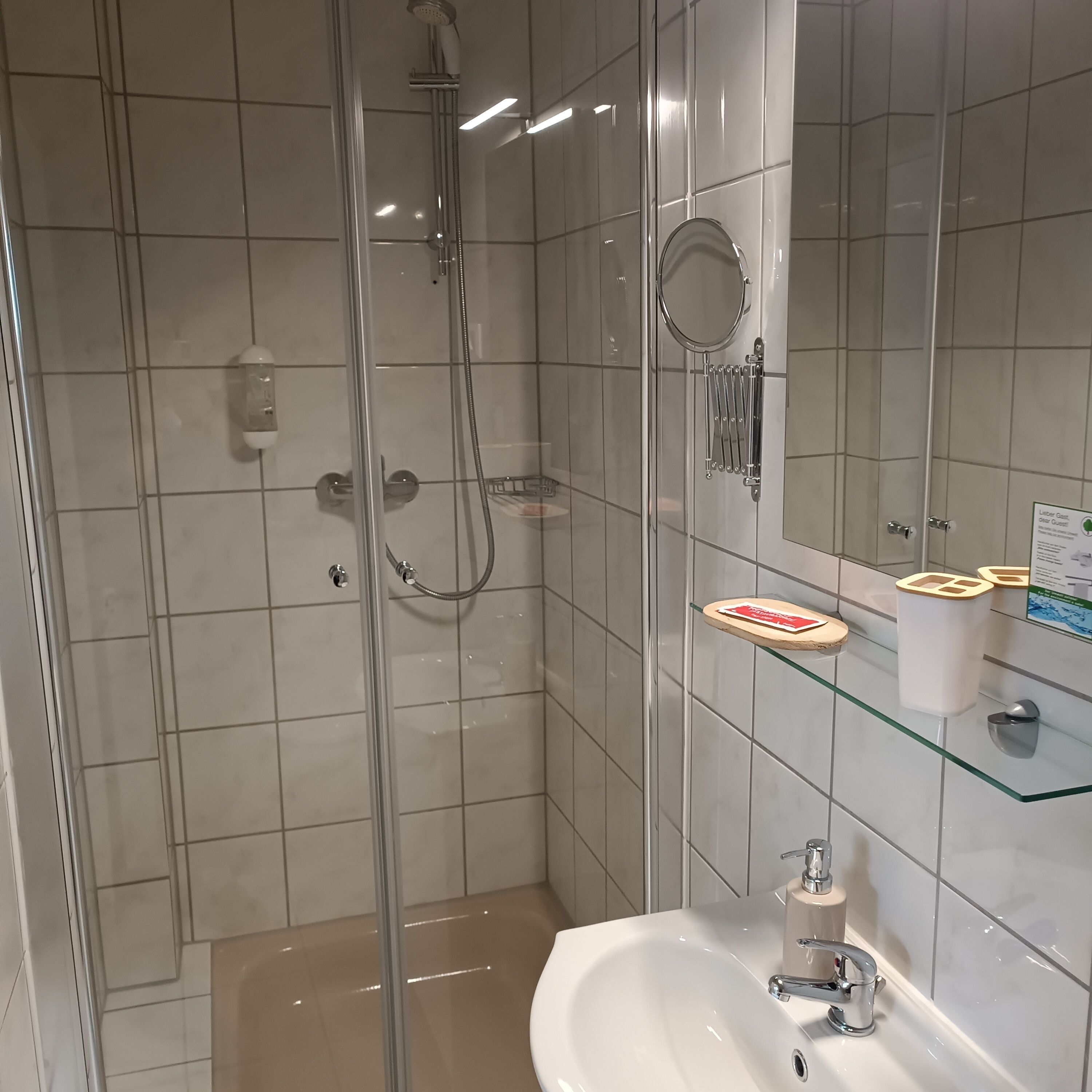 basic single room | desk, free wifi, bed sheets