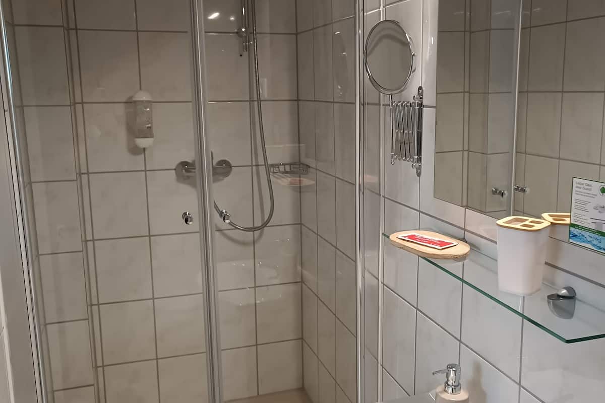 basic single room | desk, free wifi, bed sheets