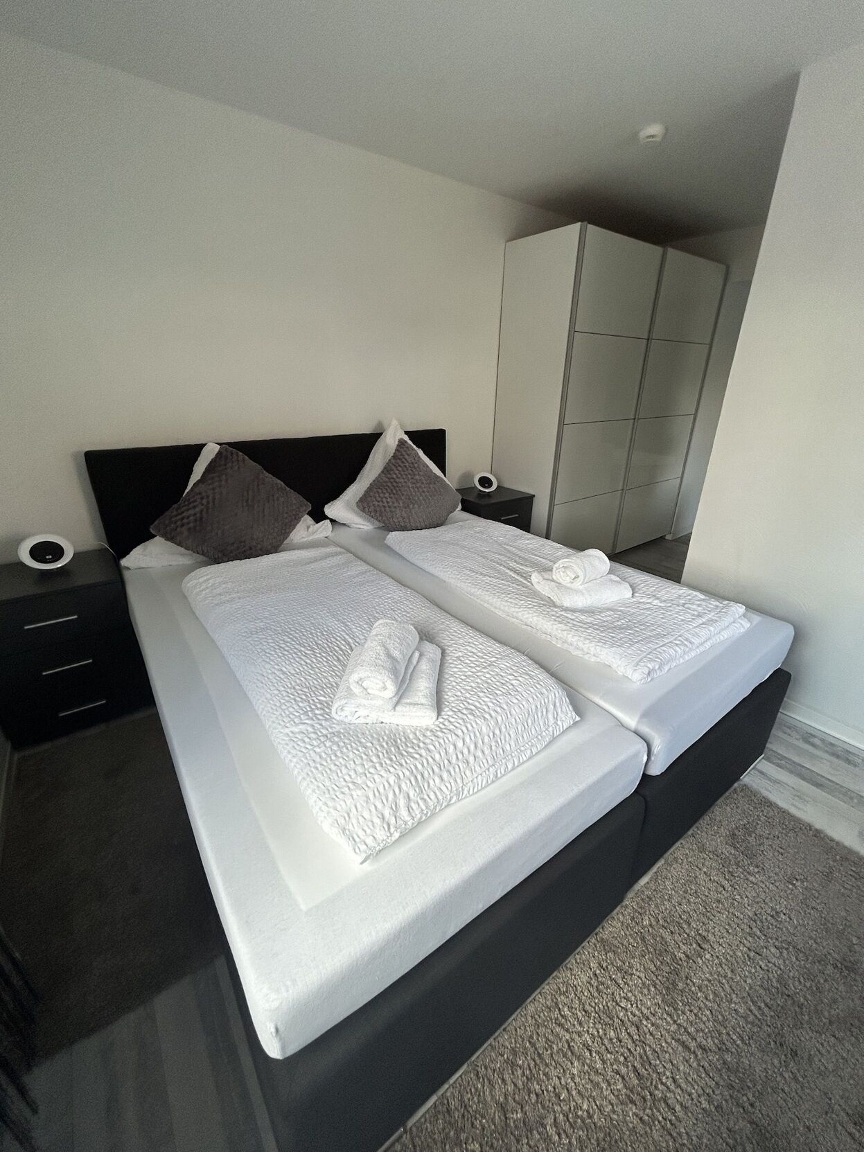 Een bureau, gratis wifi, beddengoed