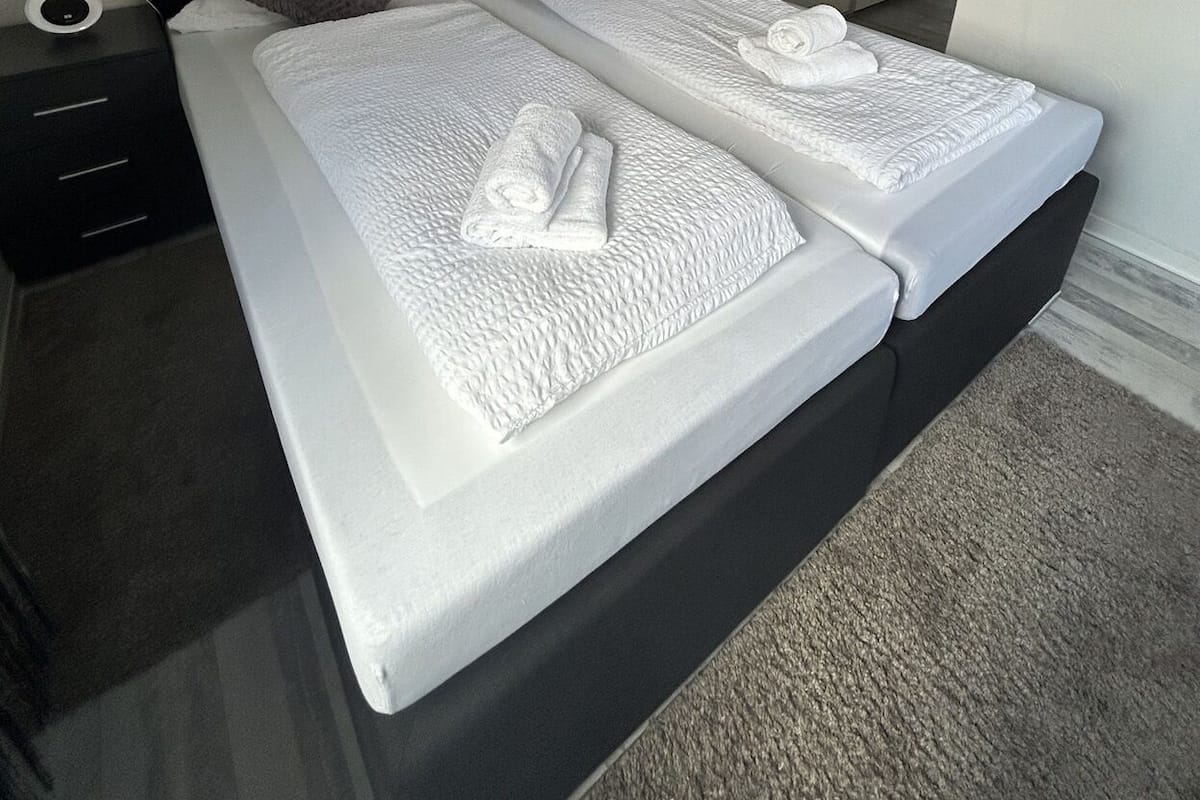 Escritorio, wifi gratis, ropa de cama