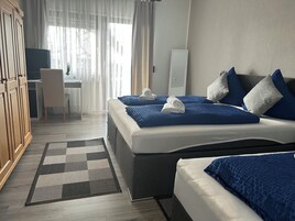 Escritorio, wifi gratis y ropa de cama 