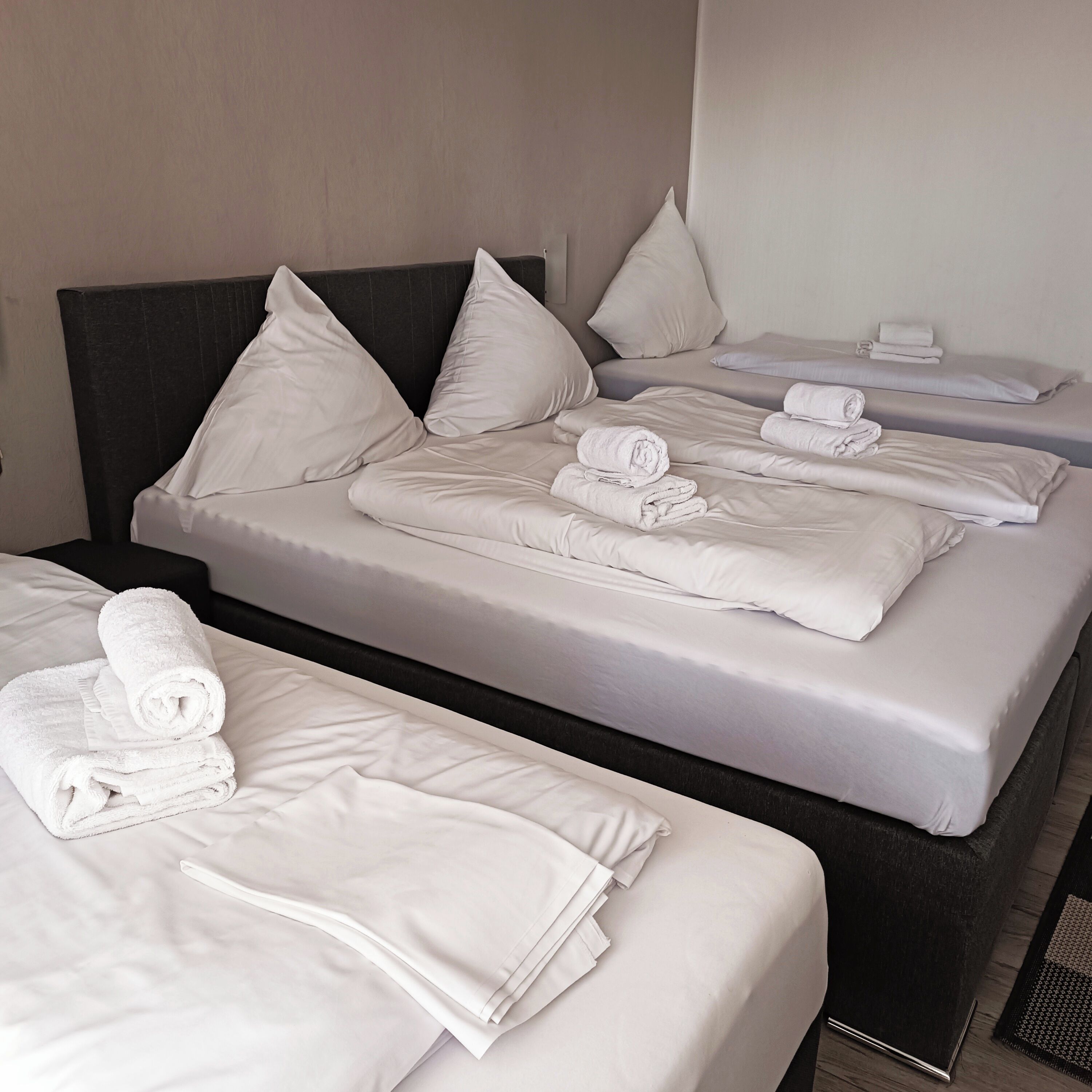 Chambre Quadruple, balcon | Bureau, Wi-Fi gratuit, draps fournis