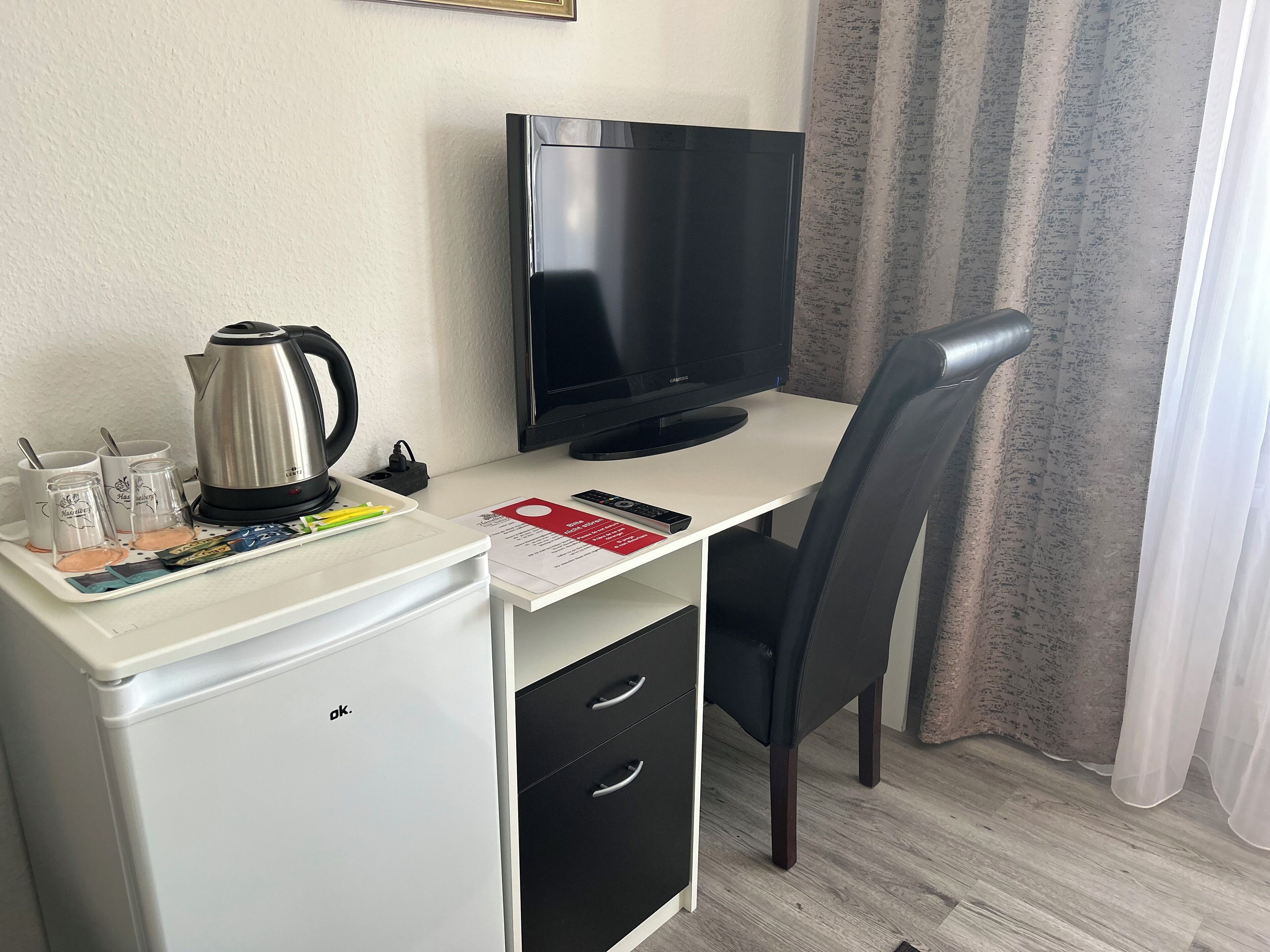 basic double room | desk, free wifi, bed sheets