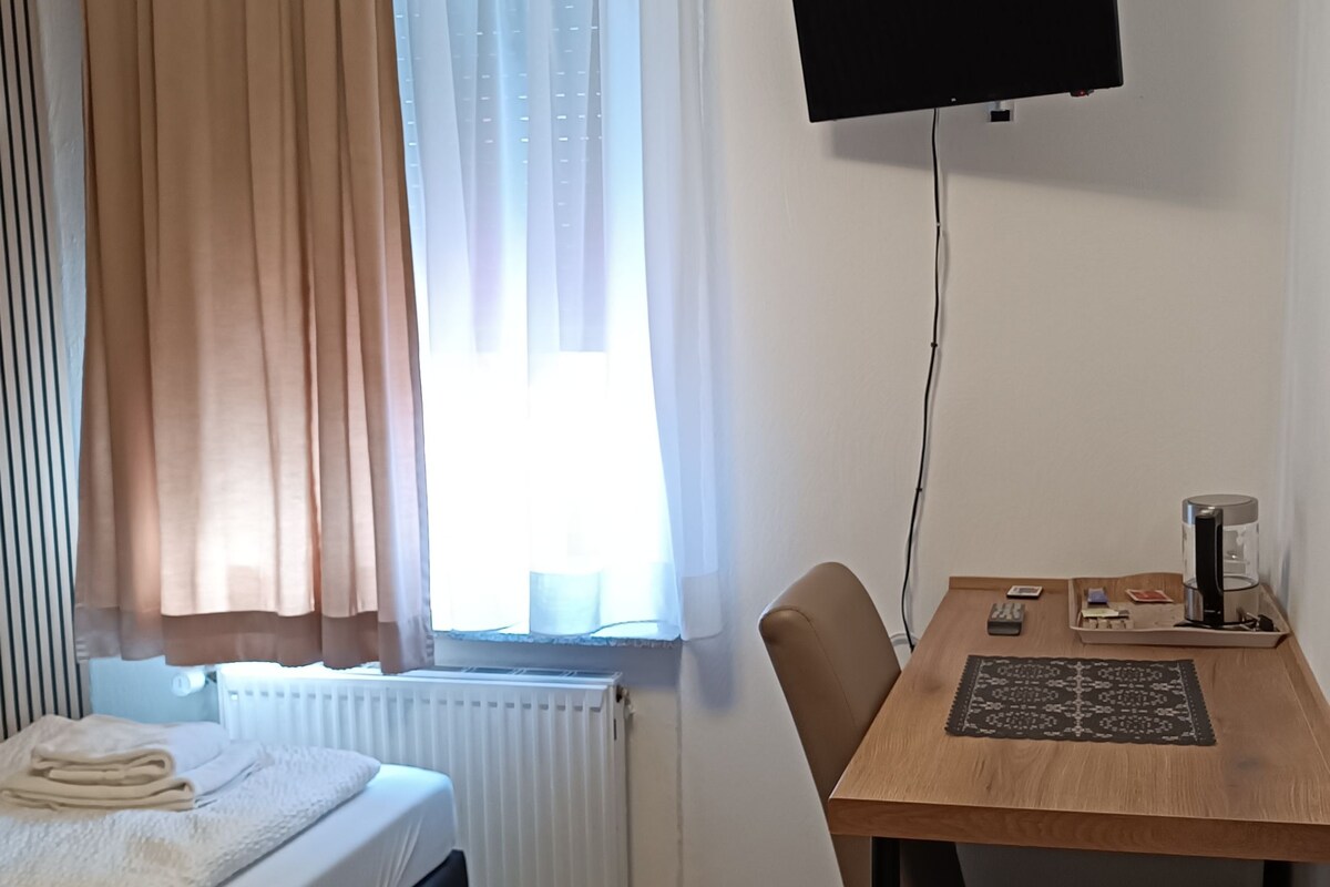 Traditional Single Room | Desk, free WiFi, bed sheets
