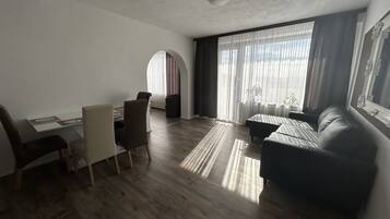 Basic-Apartment | Wohnbereich | Flachbildfernseher