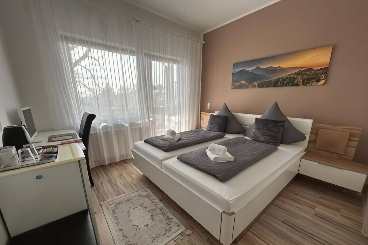 Escritorio, wifi gratis, ropa de cama
