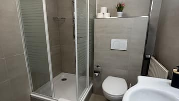 Apartamento básico | Baño | Artículos de higiene personal gratuitos, secador de pelo y toallas