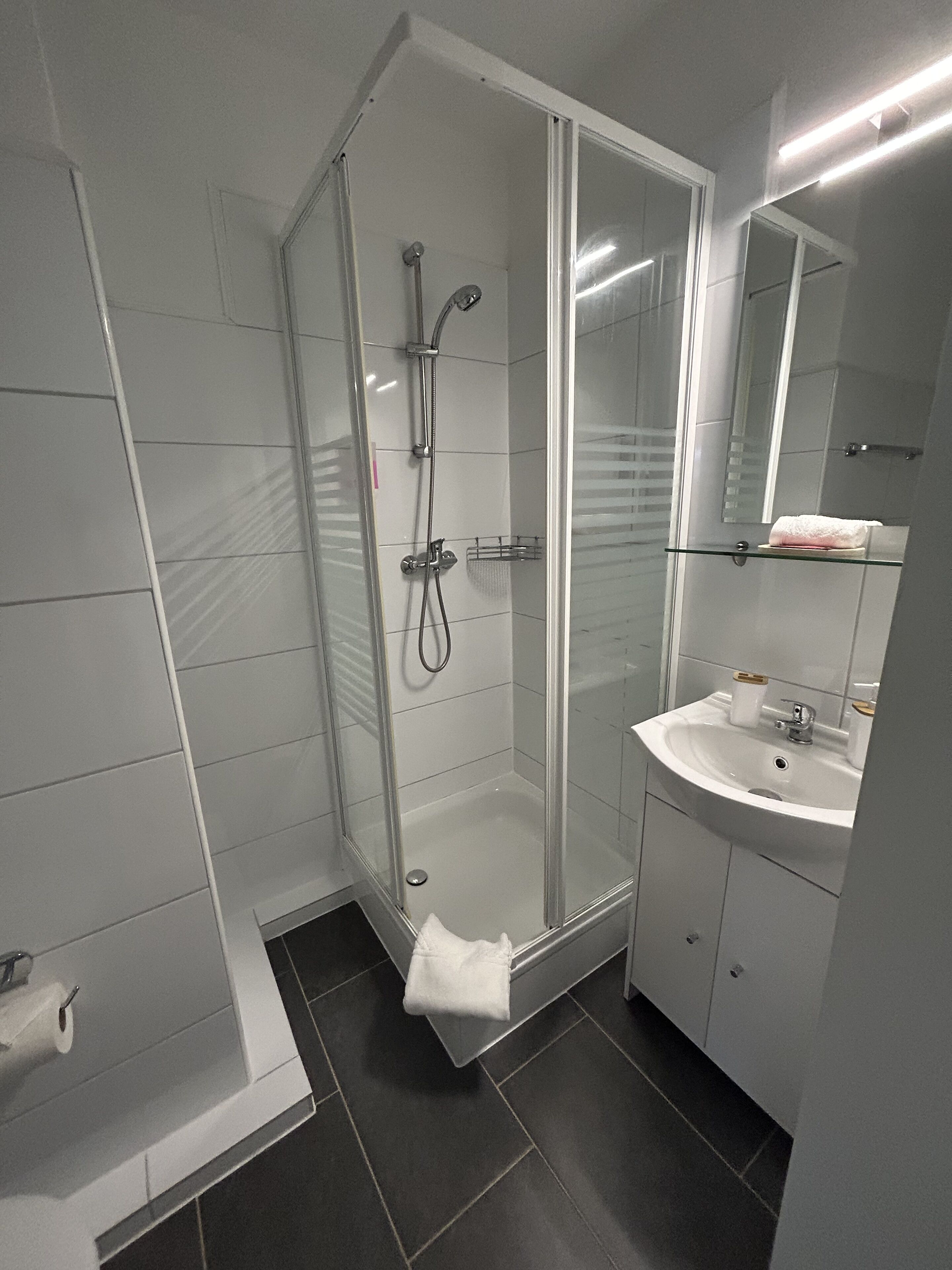 basic single room | desk, free wifi, bed sheets