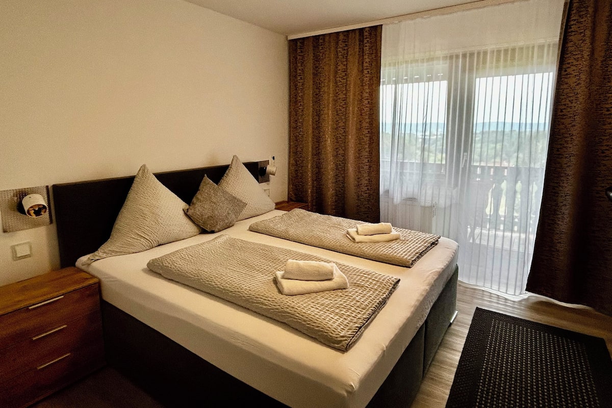 Double Room with Balcony | Escritorio, wifi gratis, ropa de cama