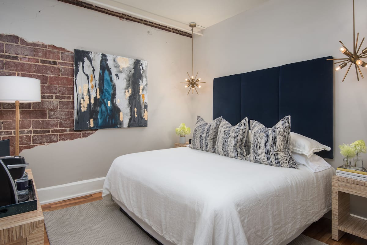 Eenvoudige kamer, 1 kingsize bed, geen ramen | Lakens van Egyptisch katoen, luxe beddengoed, donzen dekbedden