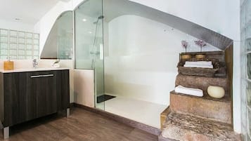 Shower, free toiletries, hair dryer, towels