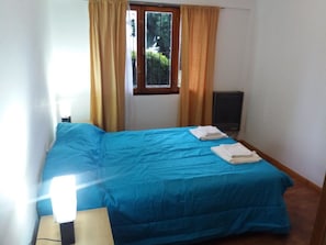 Apartamento, 2 quartos, banheiro privativo (Apartment 2) | Cortinas blackout, roupa de cama