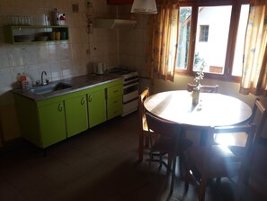 Apartamento, 2 quartos, banheiro privativo (Apartment 3) | Cozinha privada | Geladeira, micro-ondas