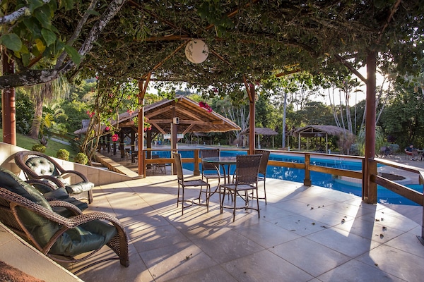 Una piscina cubierta, 2 piscinas al aire libre