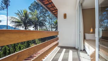 Quarto triplo luxo, vista para o jardim | 1 quarto, frigobar, escrivaninha, cortinas blackout