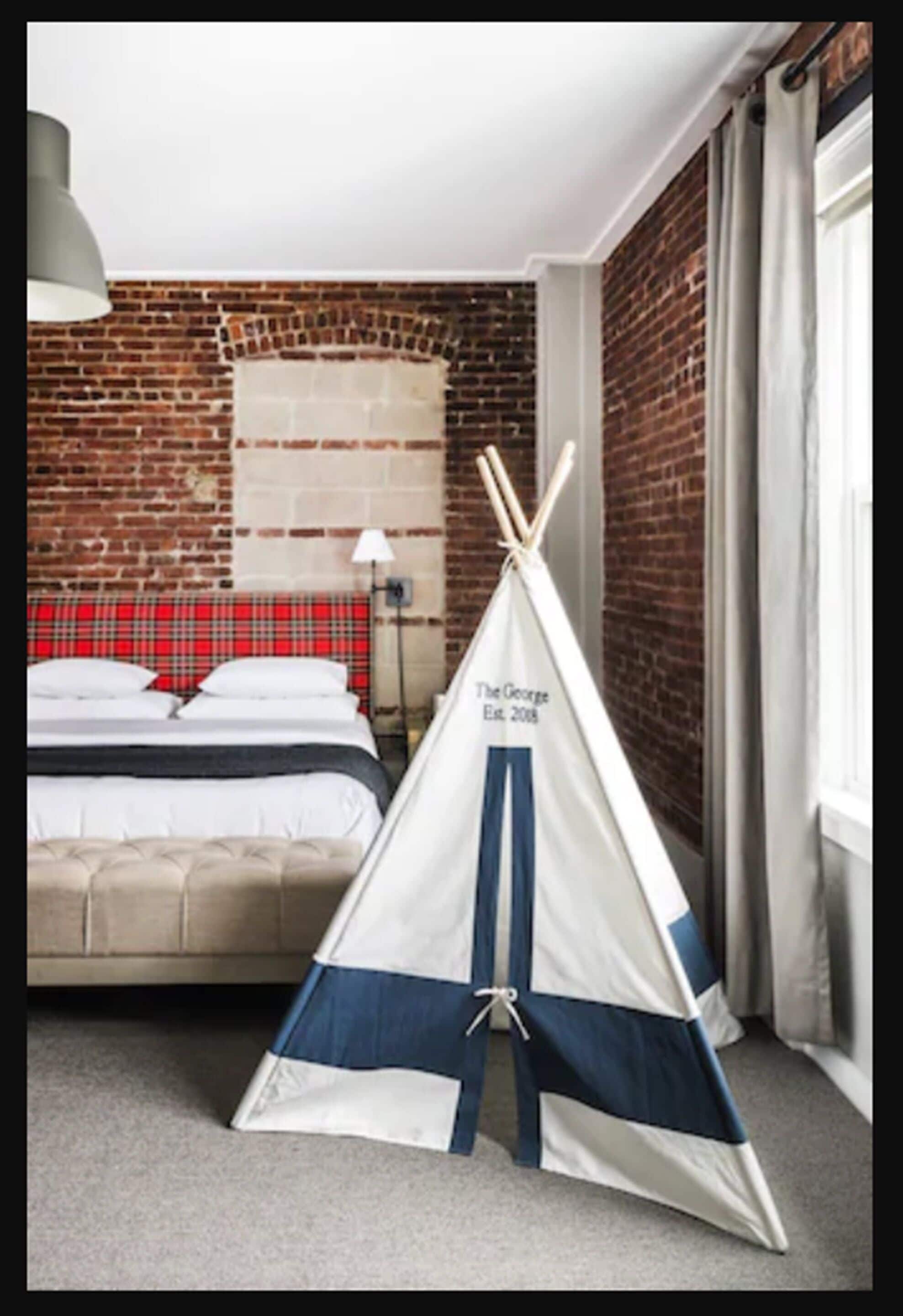 deluxe single room, 1 king bed, non smoking | 1 bedroom, premium bedding, in-room safe, individually decorated