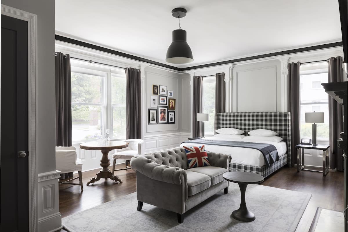 Signature Room, 1 King Bed, Non Smoking | 1 bedroom, premium bedding, in-room safe, individually decorated