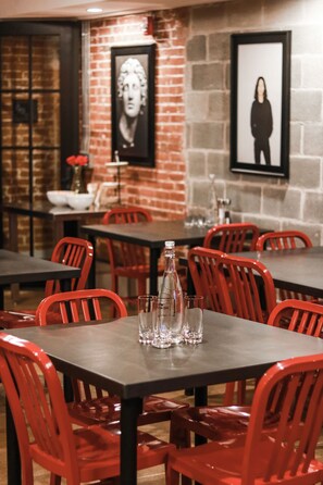 Buffet déjeuner gratuit tous les jours