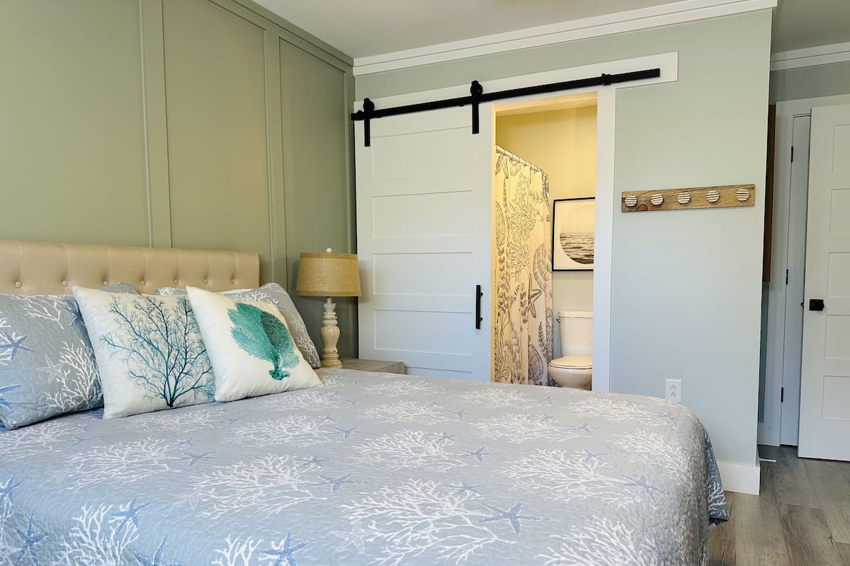 Luxury Condo, 2 Bedrooms | 2 bedrooms, individually decorated, individually furnished