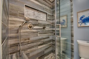 Apartamento Premier, 2 habitaciones | Baño | Ducha y bañera combinadas, secador de pelo, toallas y champú