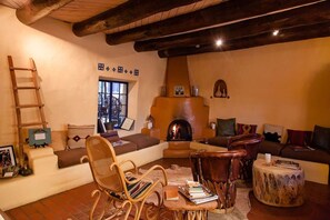 Lobby sitting area - Adobe & Pines Inn (Ranchos De Taos)