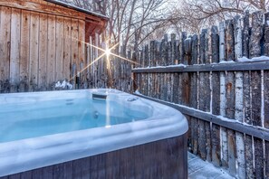 Deluxe suite, 2 slaapkamers, hot tub, uitzicht op tuin | Spabad buiten