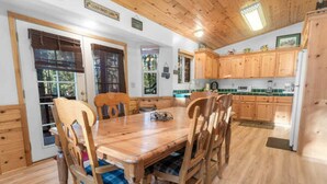 Cabaña, varias camas, baño privado (3 Bedrooms) | Cocina privada | Cafetera o tetera, frigorífico, microondas y horno