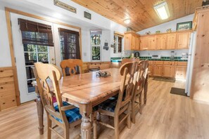 Kabin, Beberapa Tempat Tidur, kamar mandi pribadi (3 Bedrooms) | Dapur pribadi | Mesin pembuat kopi/teh, lemari es, microwave, dan oven