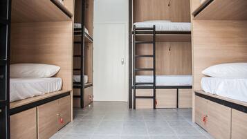 Dormitorio compartido estándar, dormitorio mixto, baño compartido | Cortinas blackout, insonorización y tabla de planchar con plancha