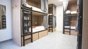 Cortinas blackout, insonorización y tabla de planchar con plancha