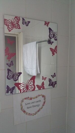 Suihku, ilmaiset hygieniatuotteet, pyyhkeet