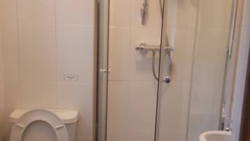 Shower, free toiletries, towels