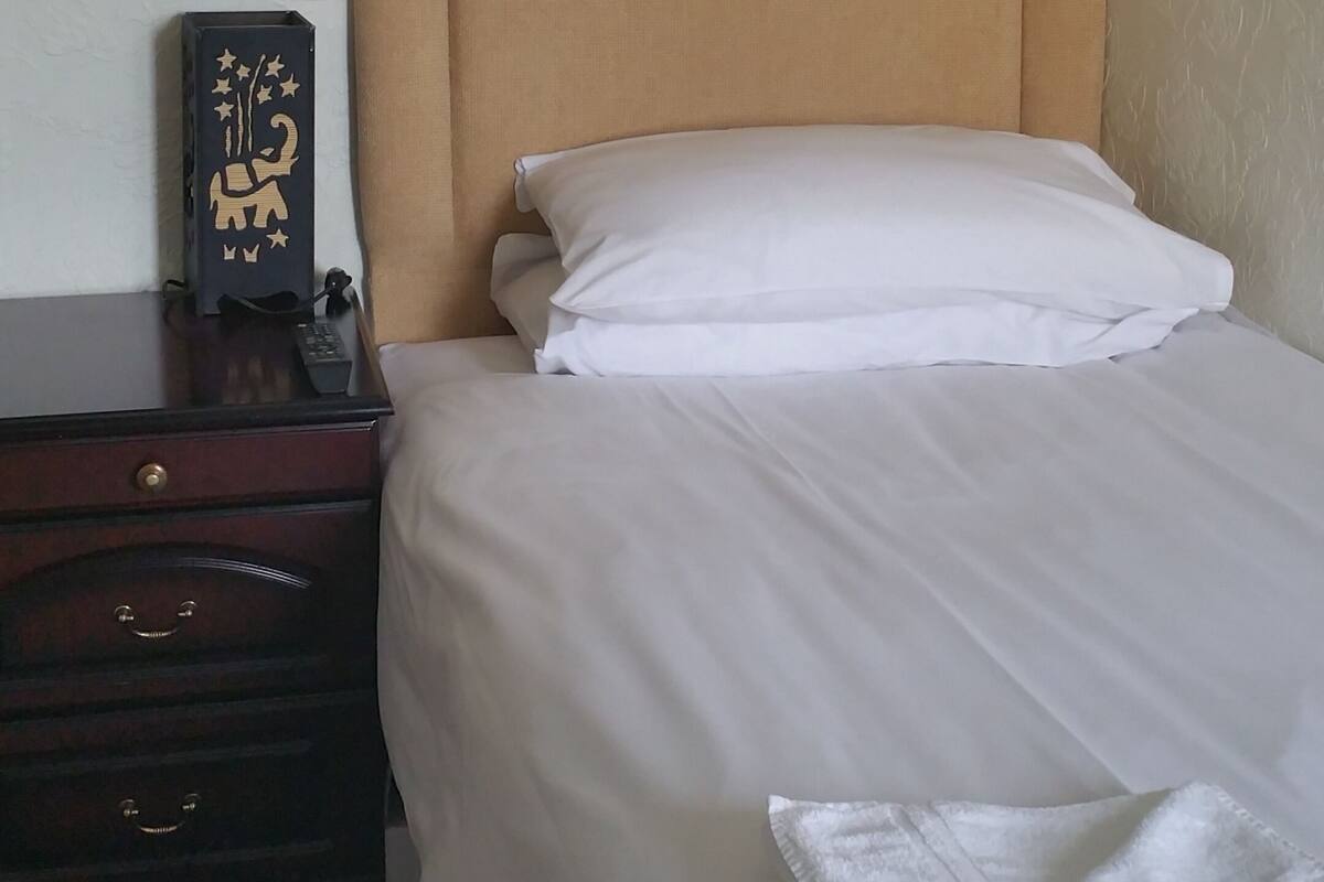 Single Room | Desk, blackout drapes, iron/ironing board (on request), WiFi (free)