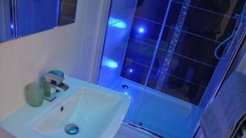 Double En Suite Room | Free WiFi