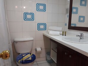 Standard Apartment, 1 Double Bed, Private Bathroom | Bathroom