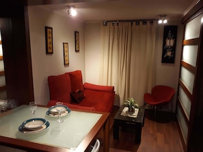 Apartamento estándar, 1 cama doble, baño privado | Servicio de comidas en la habitación