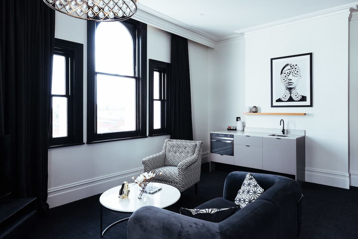 deluxe studio suite | living area | smart tv, netflix