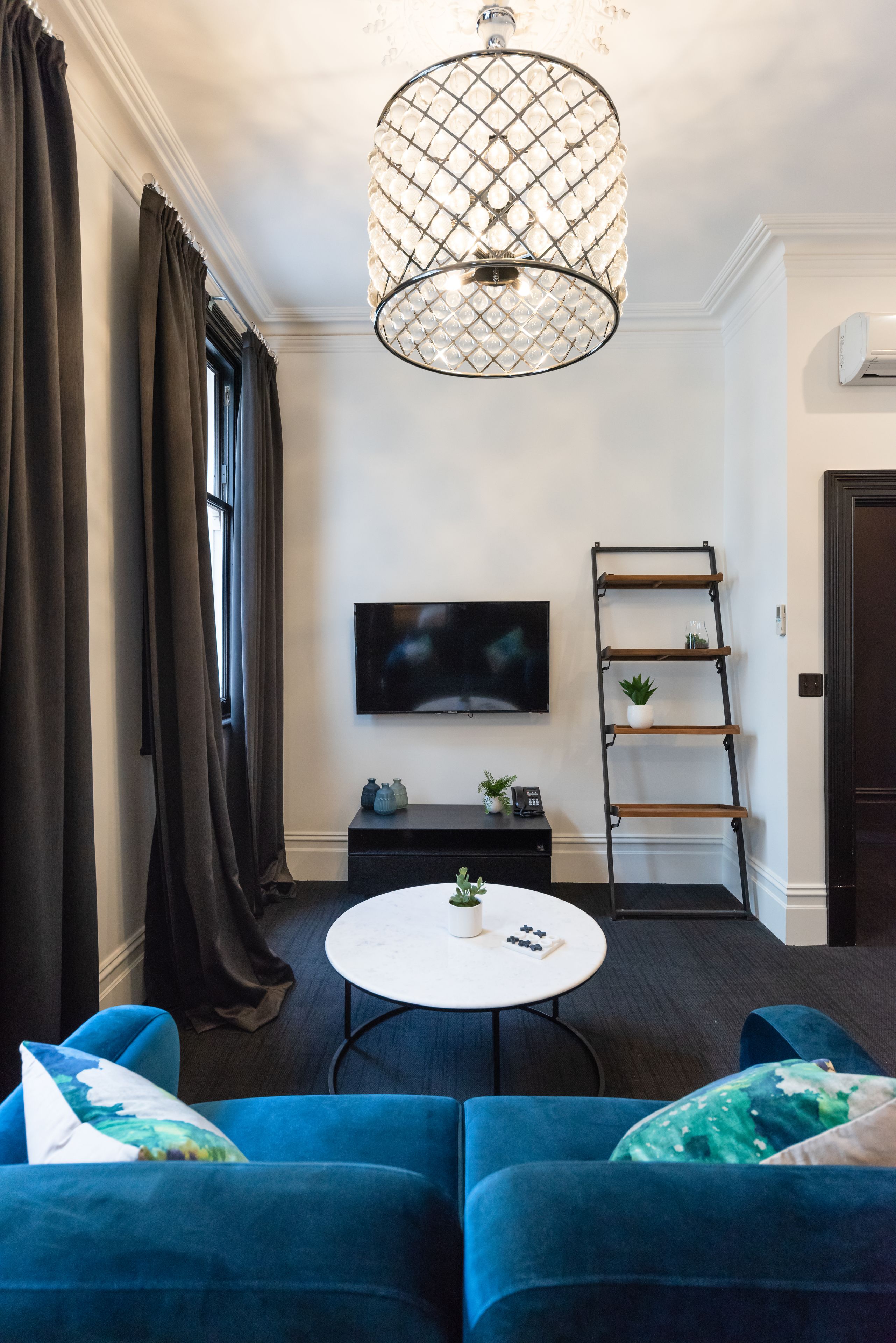 deluxe studio | living room | smart tv, netflix